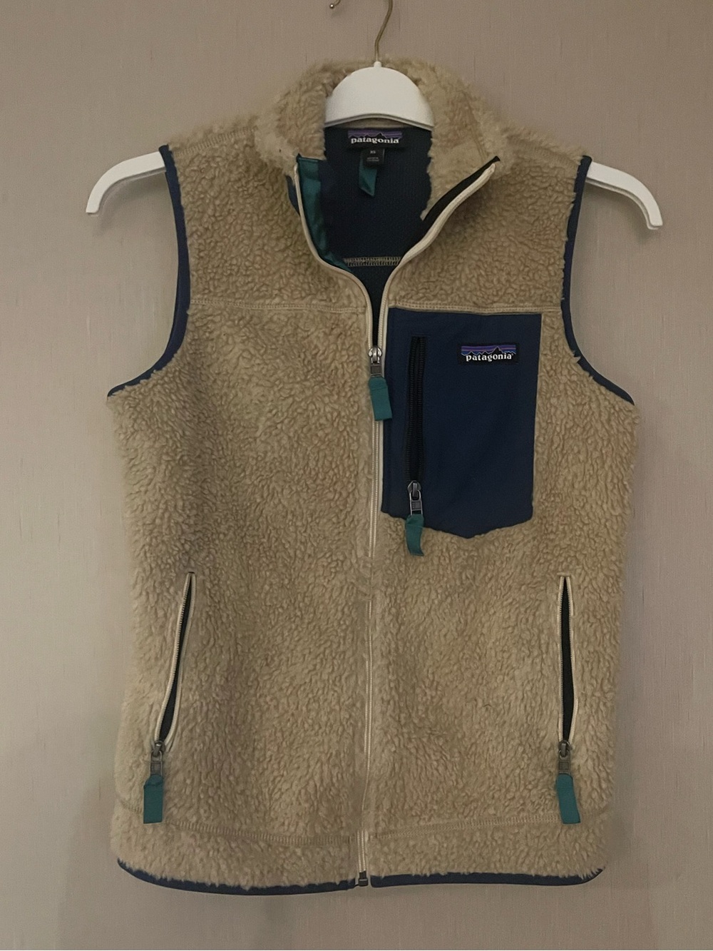 Patagonia women’s xs Cream Sherpa Fleece Vest with Navy Chest Pocket